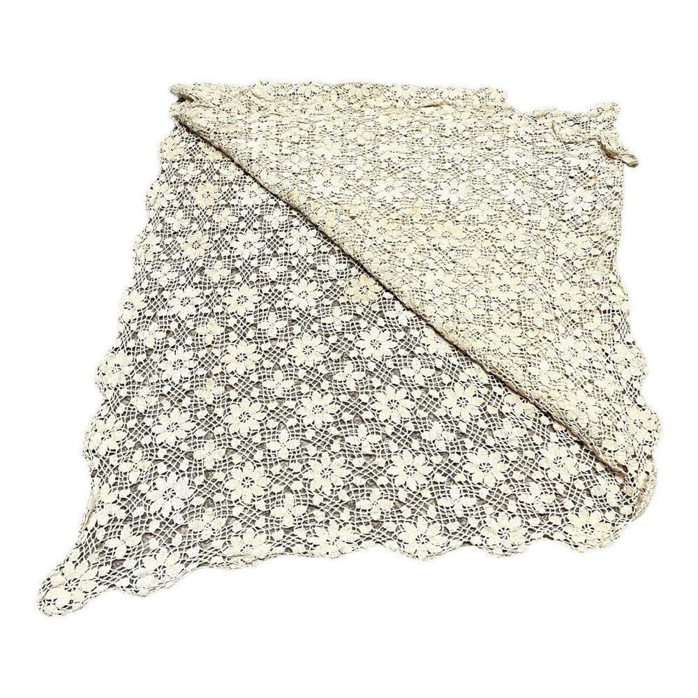 Vintage Daisy Poinsettia Flower Floral Crocheted Tablecloth Rectangle 47”x63”